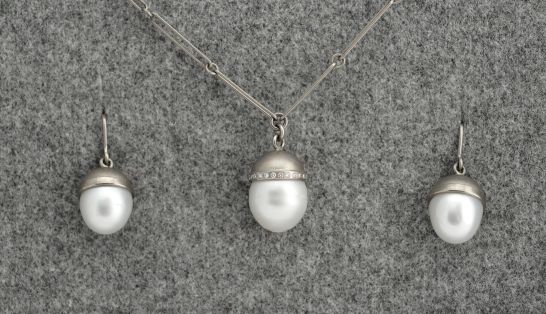 Kette + Ohrschmuck Auftragsarbeit eines Ketten-Ohrhänger-Sets Palladium - Perlen - Brillanten
